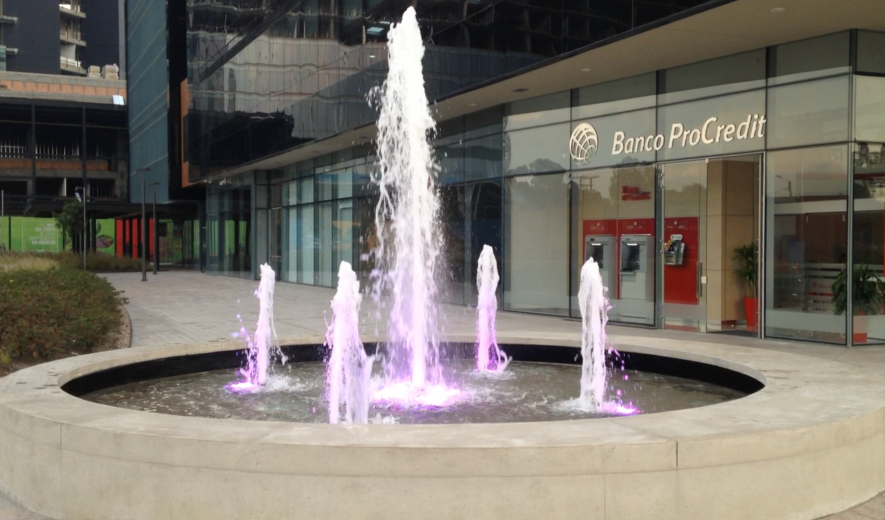 Fuentes Interactivas Fuentes Ornamentales Fuentes Musicales Piscinas Spa y Zonas de Vapor Parques Acuáticos Pantallas de Agua Paisajismo Acuático Túneles de Agua